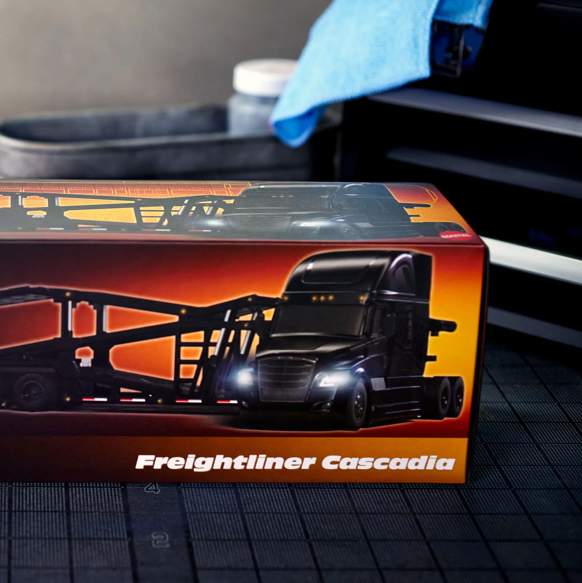 Hot Wheels Elite 64 Freightliner Cascadia