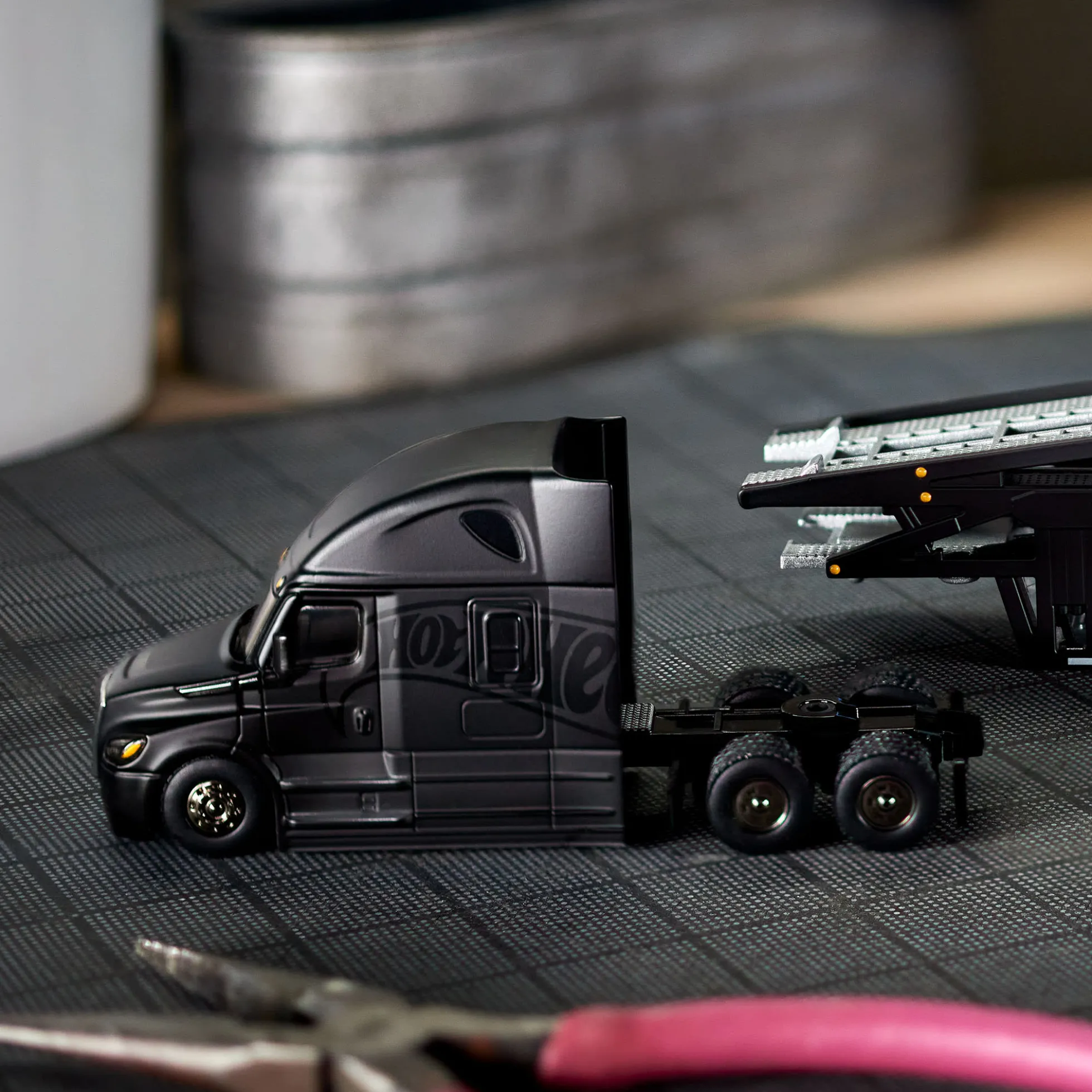 Hot Wheels Elite 64 Freightliner Cascadia