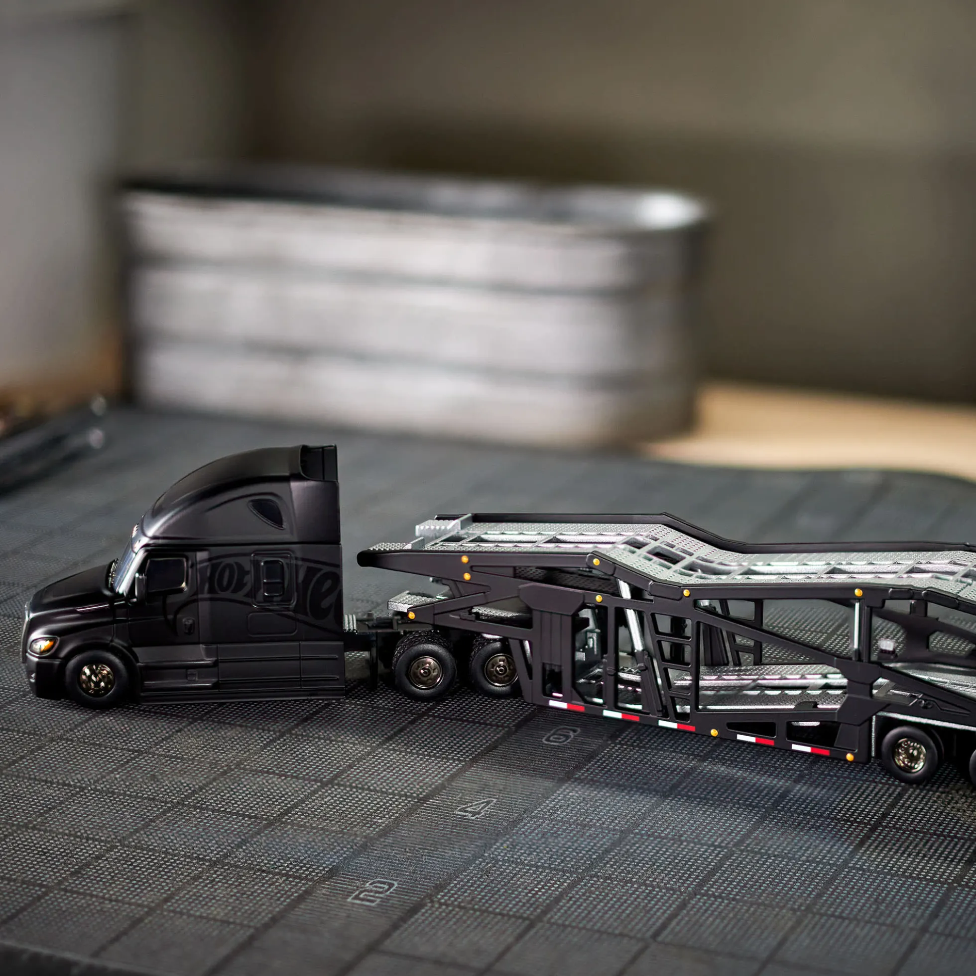 Hot Wheels Elite 64 Freightliner Cascadia