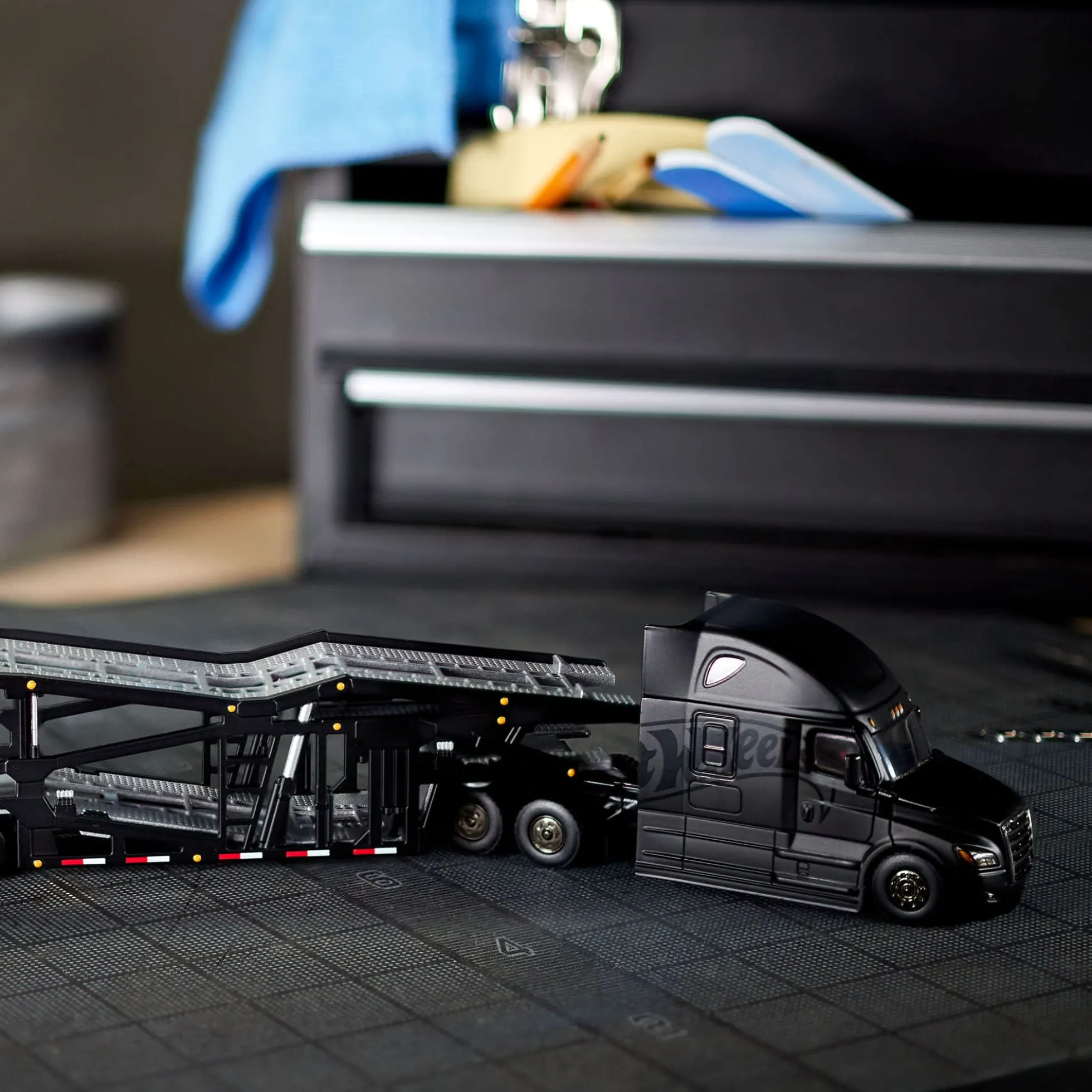 Hot Wheels Elite 64 Freightliner Cascadia