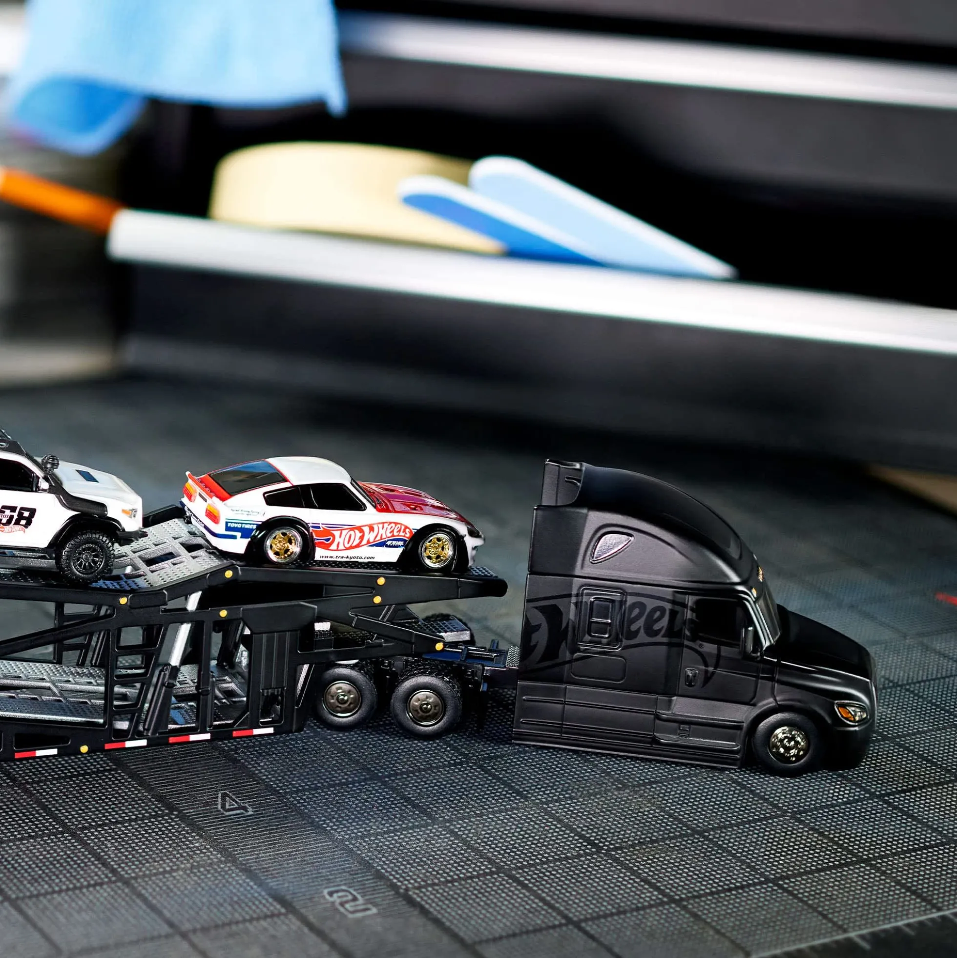 Hot Wheels Elite 64 Freightliner Cascadia