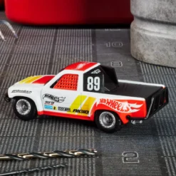 Hot Wheels Elite 64 1989 Toyota HiLux Stadium Truck